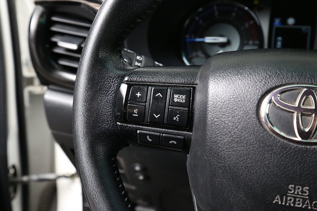 Toyota Hilux Dubbelhytt 2,8 Invincible 204hk 4WD JBL Skinn Navi Kåpa 2021