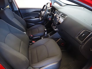 Halvkombi Kia Rio 10 av 21