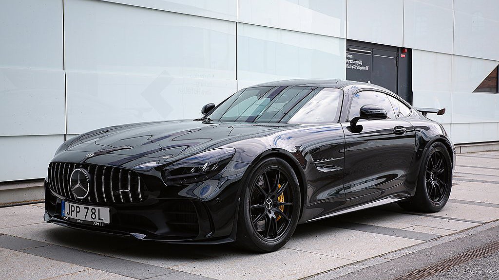 MercedesBenz AMG GT R har en V8-motor som genererar 585 hästkrafter. 