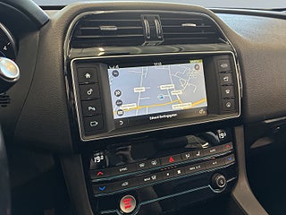 Jaguar F-Pace 20d AWD S&V-hjul/Psens/Skinn/Rattvärm/Växelpaddlar – bild 15