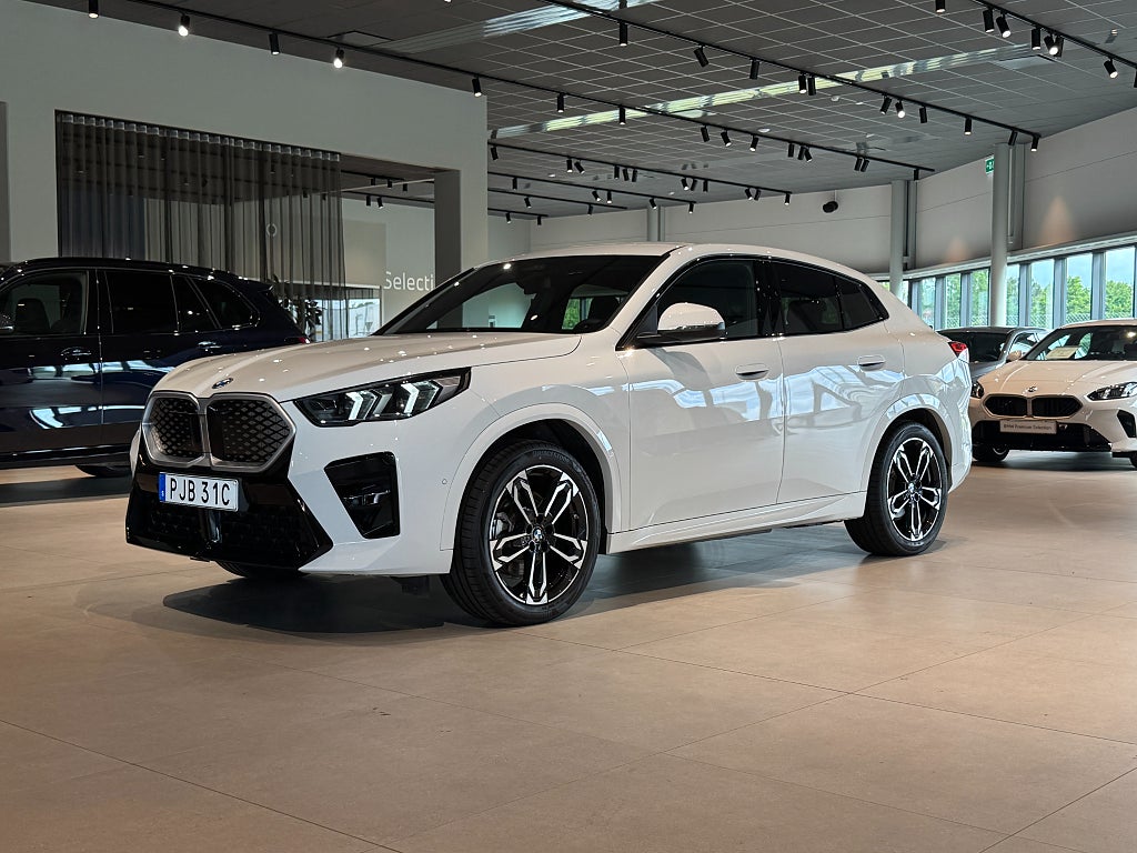 BMW iX2  xDrive30 M Sport D/A Pro Rattvärme Tonade rutor Drag