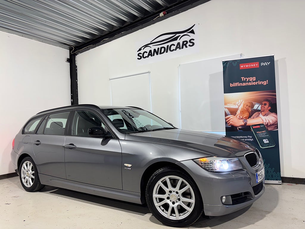 BMW 320D xDrive Touring 2 ÄGARE NYBESIK DRAG P-SENS NYSERV NAVI