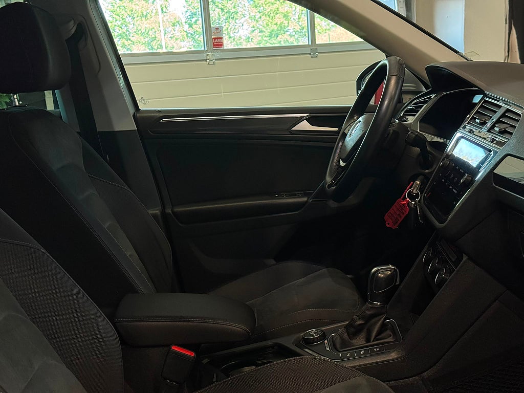 Volkswagen Tiguan 2.0 TDI R-Line Värmare Drag Kamera 20"