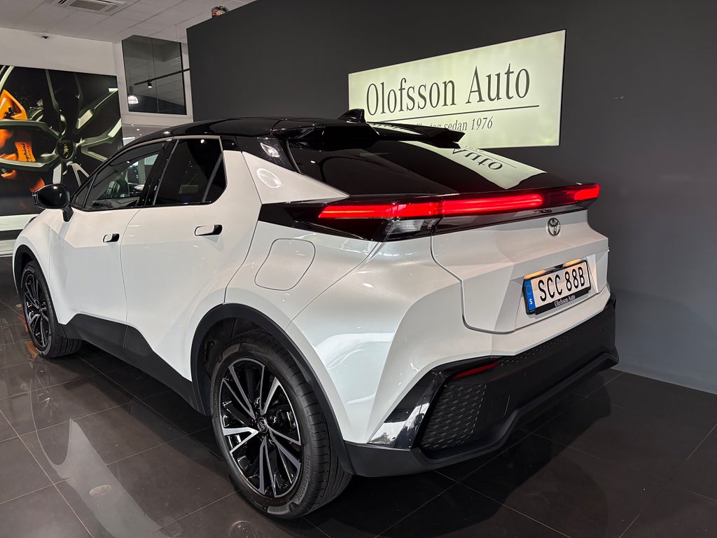 Toyota C-HR PHEV e-CVT 2,0 223hk Executive Värmare Drag - bild 3