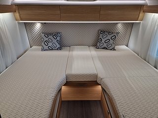 Husbil-halvintegrerad Adria CORAL 670 DL 31 av 36