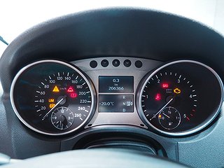 SUV Mercedes-Benz ML 18 av 24