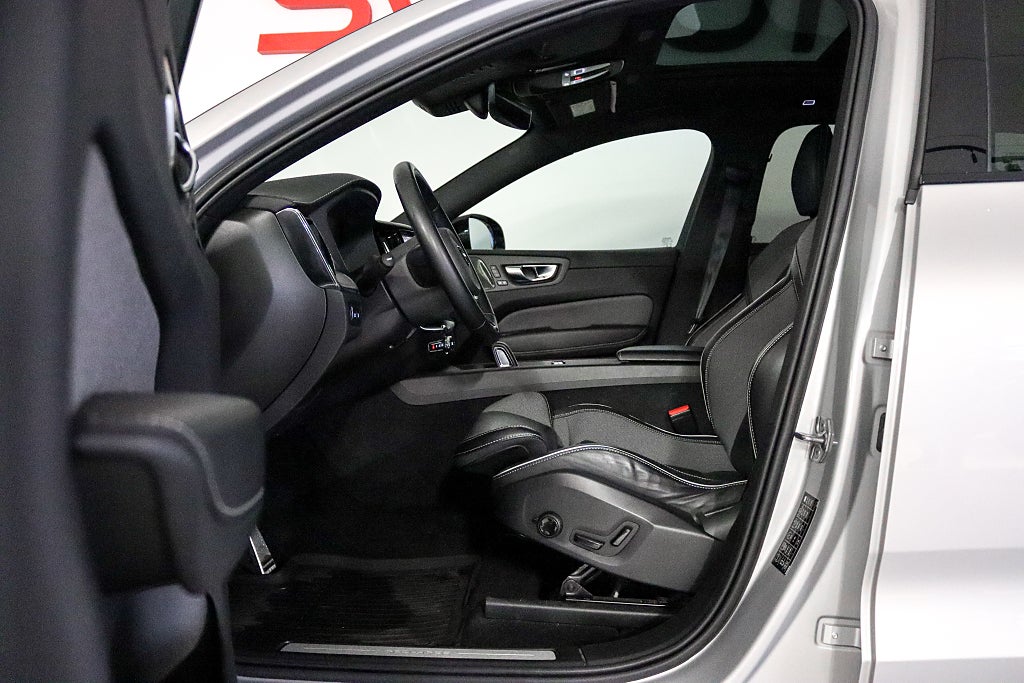 Volvo XC60 Recharge T8 AWD R-Design H/K Pano Värmare Drag