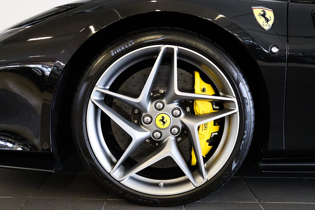 Ferrari F8 Tributo 3.9 V8 720 hk Kolfiber JBL Svensksåld