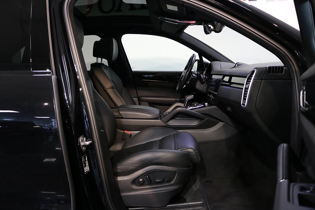 Porsche Cayenne 2022 - miniatyr 12