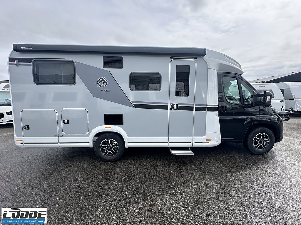Knaus Live TI 650 MEG Black Selection LÅGA LÅNGBÄDDAR