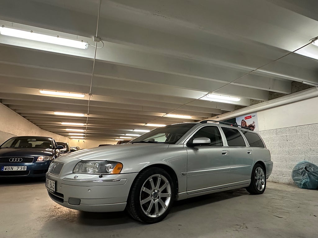Volvo V70 T5 Summum.Sport . Nyservad. Nybesiktigad. 6 månader garanti 