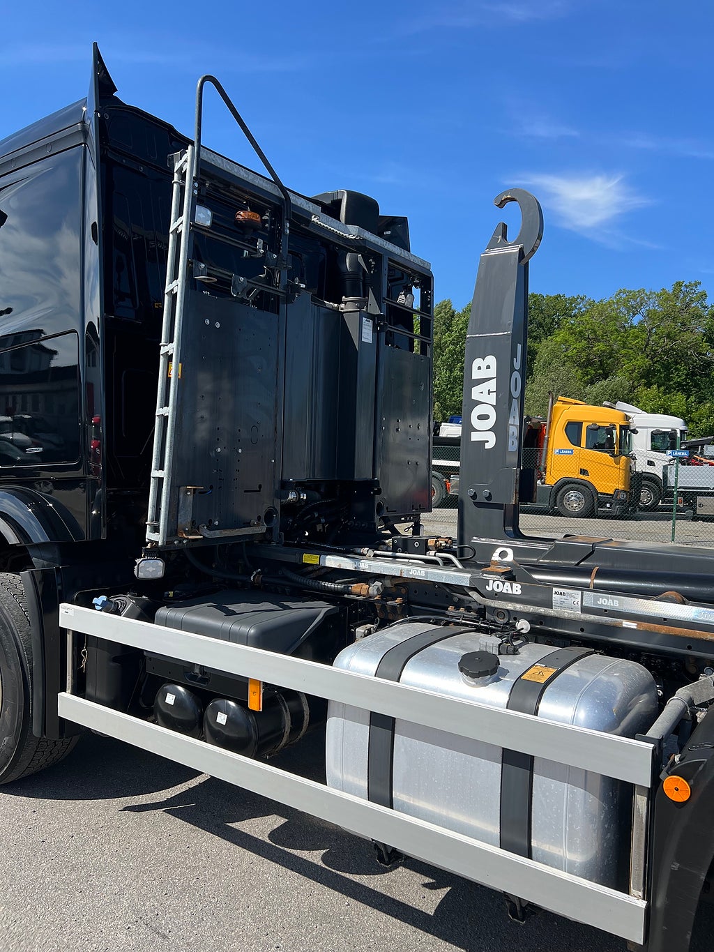 Mercedes-Benz Arocs 3251 Tridem Lastväxlare, Fullt Plogutrustad