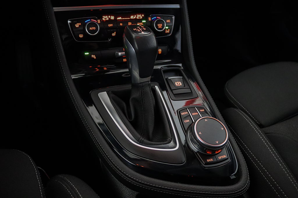 BMW 218 i Active Tourer Sport Line Navi HuD Drag B-kamera