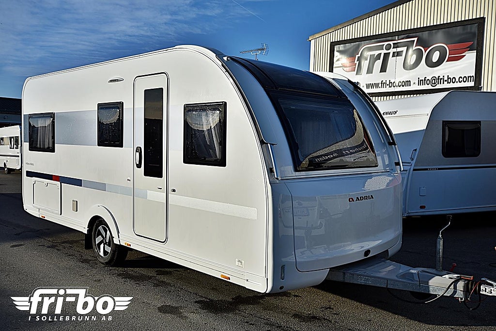 Adria 502 UL Adora, Långbäddar