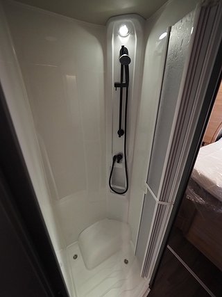 Husbil-halvintegrerad Knaus L!ve Wave 700 LX 16 av 22