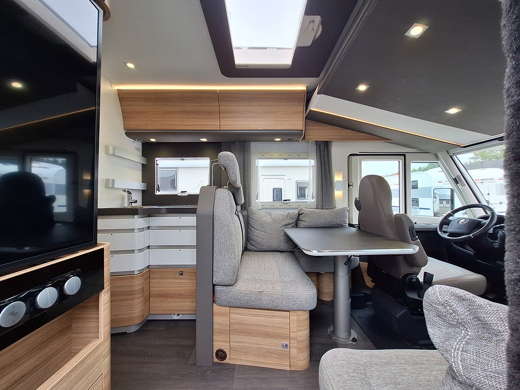 Adria Sonic I 700 Axess SC Queenbädd, Solcell
