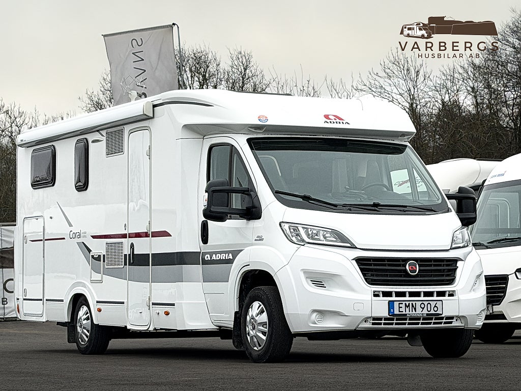 Adria 670 SL Coral Axess Långb / Stort garage / Fr. 3,70% ränta / Mark