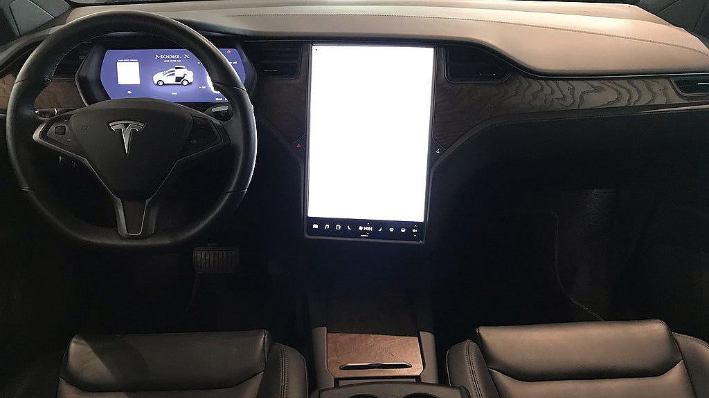 Tesla Model X har rullat 2499 mil. 