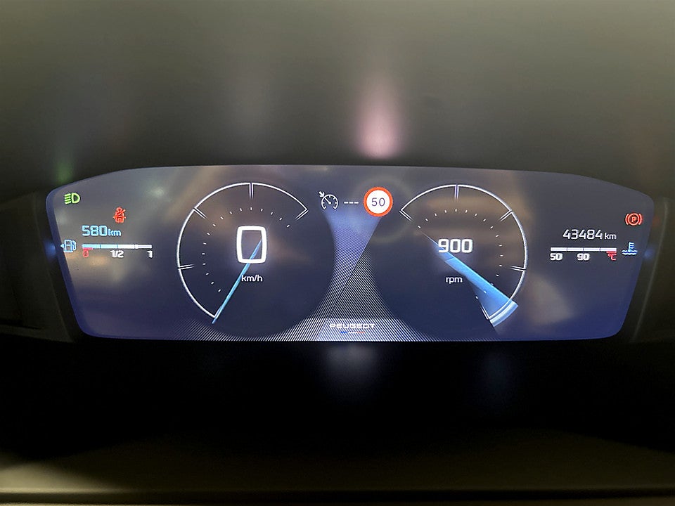 Bild på Peugeot 2008 Allure 1.2 PT 130hk CARPLAY P-SENSORER