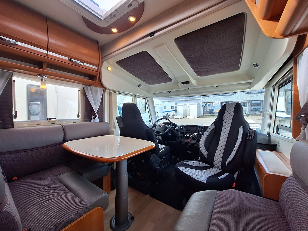 Rapido I 990 DF Queenbädd, Solcell