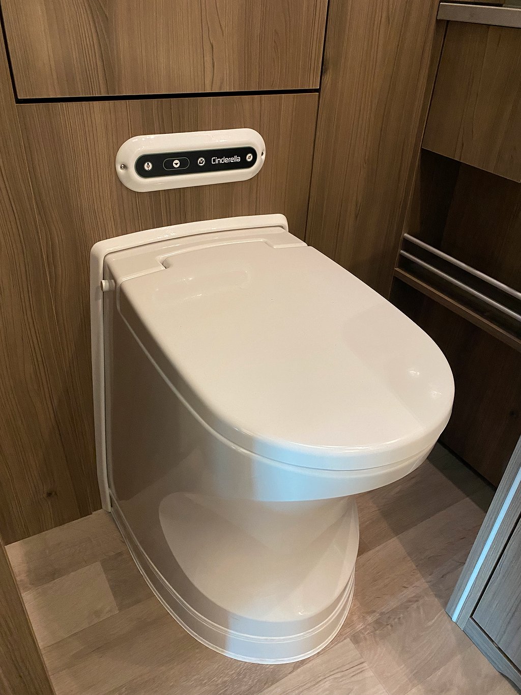 Kabe Imperial TravelMaster 810 LT / Cinderella / Badrum Bak - Kabe