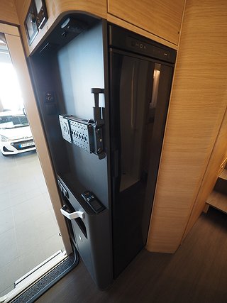 Husbil-integrerad Adria Sonic Plus 700 SL 10 av 19