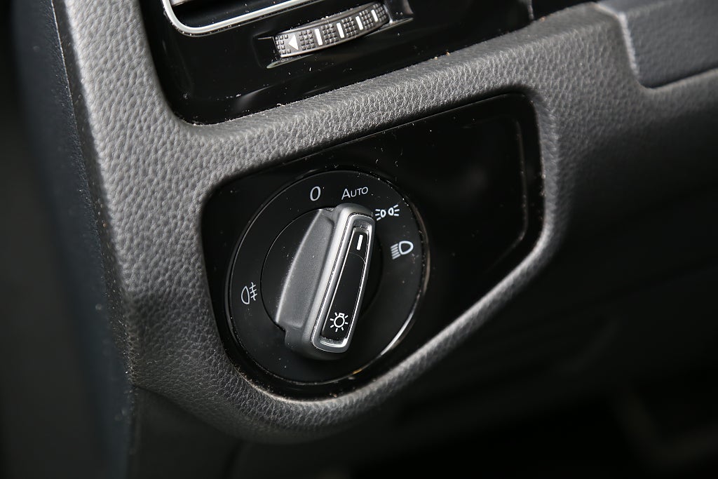 Volkswagen Golf 1,5 TSI R-Line DSG Sportscombi Cockpit Värmare Drag 2019