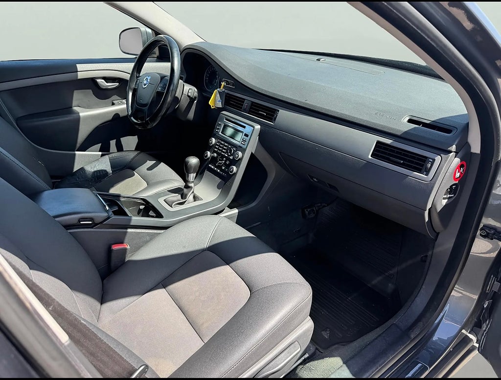 Volvo V70 2.0F Kinetic# Ny besiktad#Fullservad - miniatyr 11