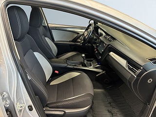 Toyota Avensis Kombi 1.8 Active Dragkrok Backkamera Mvärmare S&V-däck