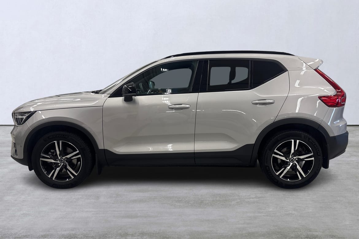 Volvo XC40 B3 FWD Bensin Plus Dark 2025, bild 2/10