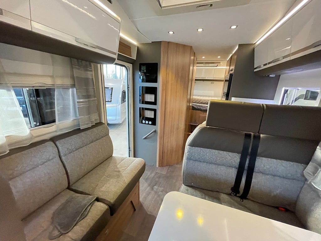 Adria Coral XL 670 SP Plus / El-patron / 5 bältad / Solcell / Dragkrok - Adria