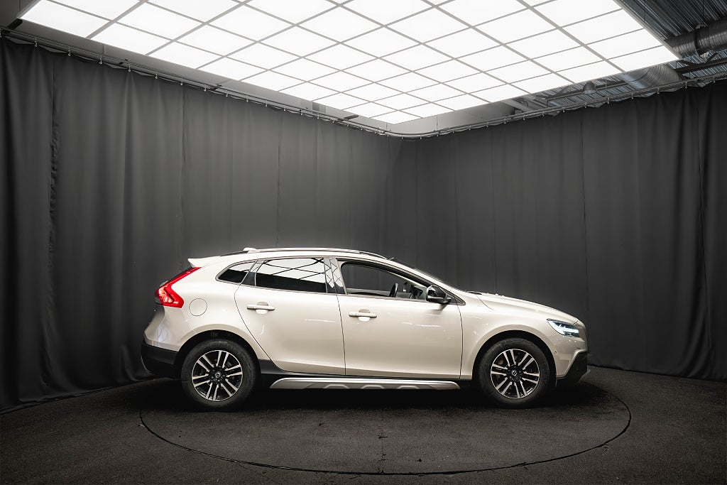 Volvo V40 Cross Country T3 PRO MAX-UTR PANO LÄDER KAMERA DRAG H/K BLIS
