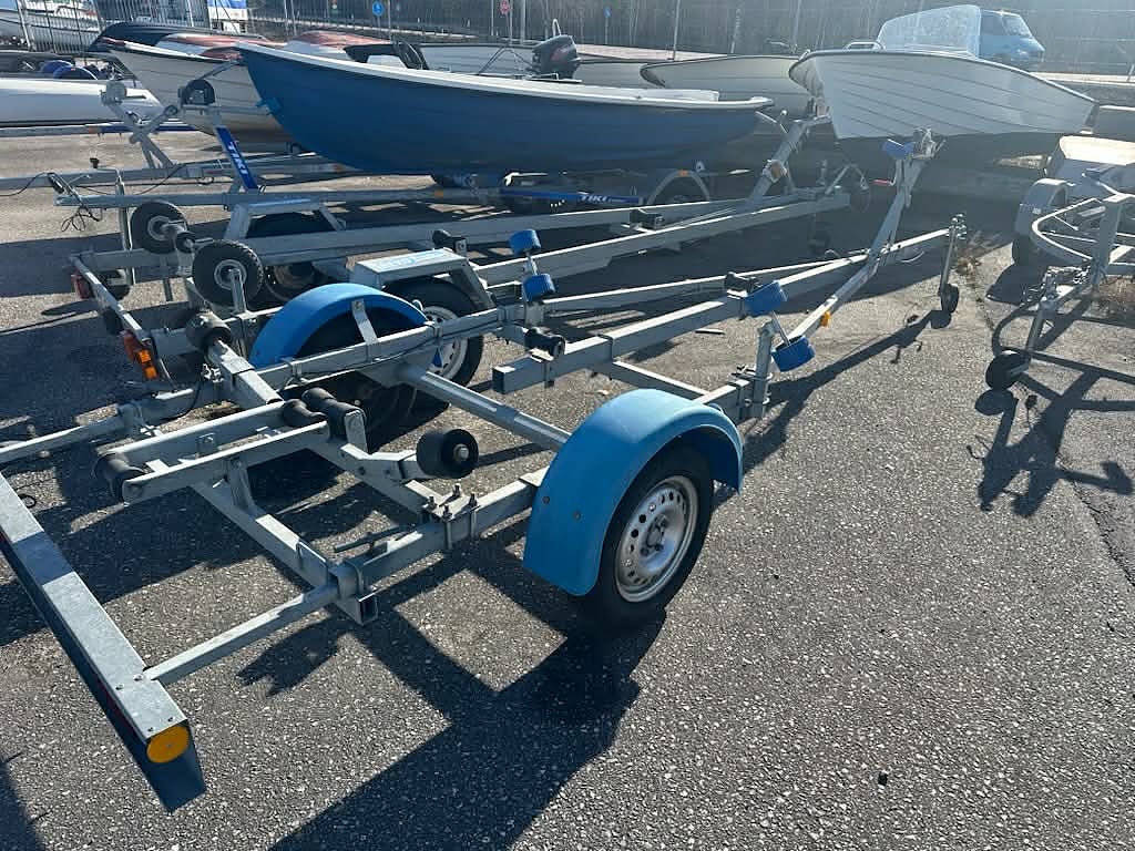 Neptun N7-17 NAVY 750 kg 80 km/h båttrailer obromsad 