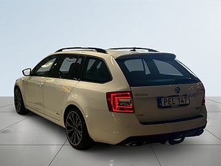 Skoda Octavia Kombi 2.0 TDI 4x4 RS Drag Mvärme B-kamera Panorama S&V