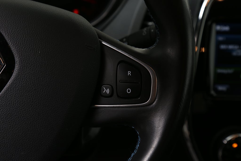 Renault Captur 1,2 TCe BOSE Navi Aut Navi "En Svensk Klassiker" Drag 2017