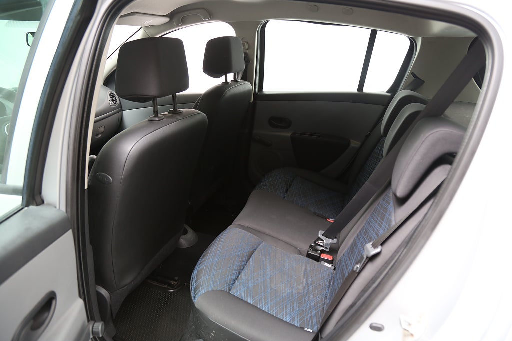 Renault Clio 1,6 112hk Automat 5-dörrars Motorv l Nybesik l Ny K-rem 2006