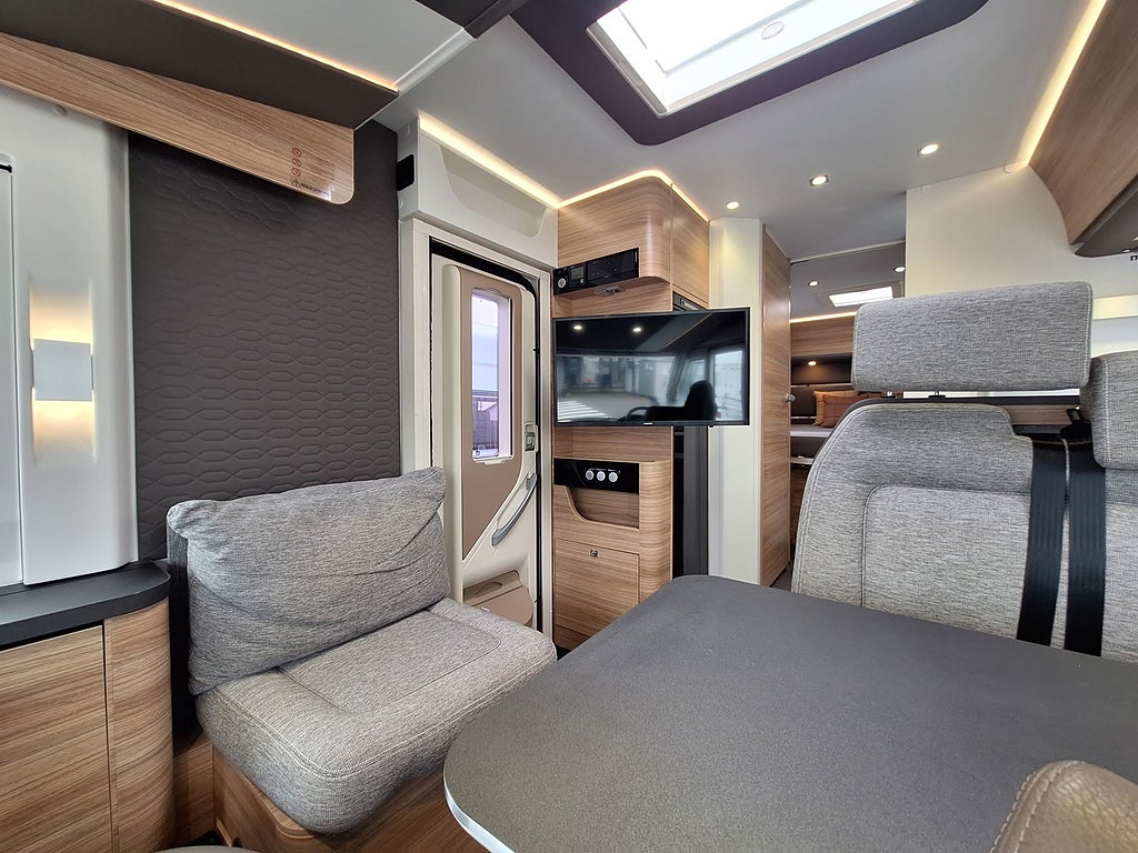 Adria Sonic I 700 Axess SC Queenbädd, Solcell
