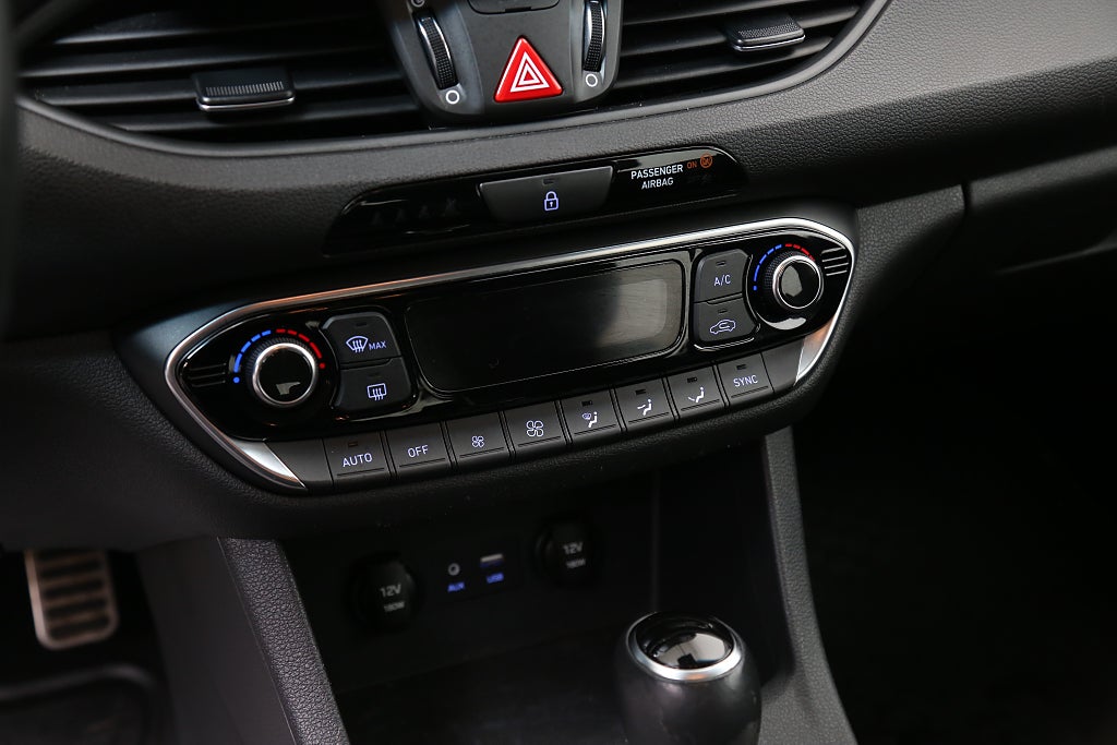 Hyundai i30 1,4 T-GDi 140hk Premium Aut Navi CarPlay Kamera