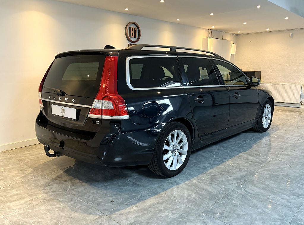 Volvo V70 D2 Geartronic MOMENTUM DRAGKROK FULLSERVAD RATTVÄRME