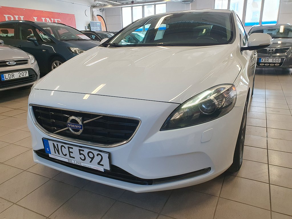 Volvo V40 D2 Momentum Euro 5  FIN FIN BIL NYSERVAD