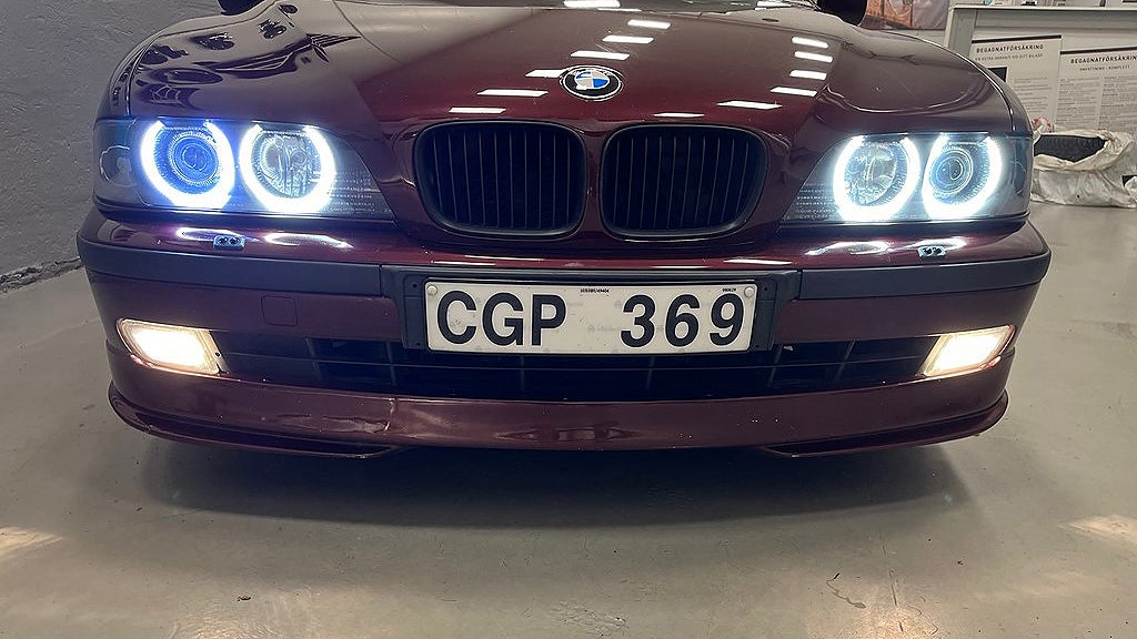 BMW 523 framifrån med "angel eyes"