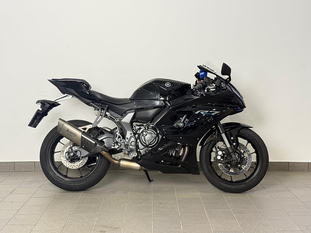 Yamaha R7 - Ban utrustning 