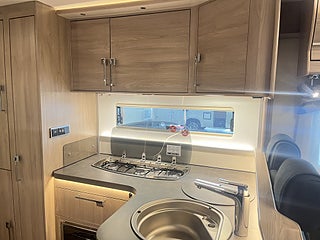 Husbil-halvintegrerad Kabe ROYAL 780 LXL 18 av 31