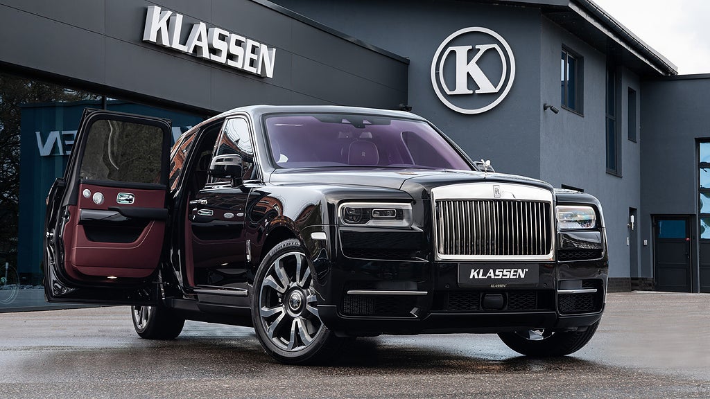 En bepansrad Rolls-Royce Cullinan, snett framifrån
