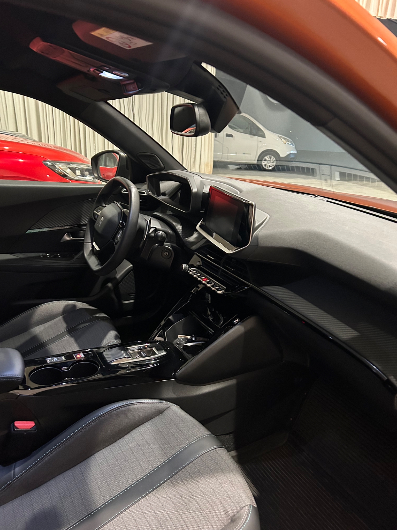 Peugeot 2008 1.2 PureTech 130 Automat 2023, bild 7/37