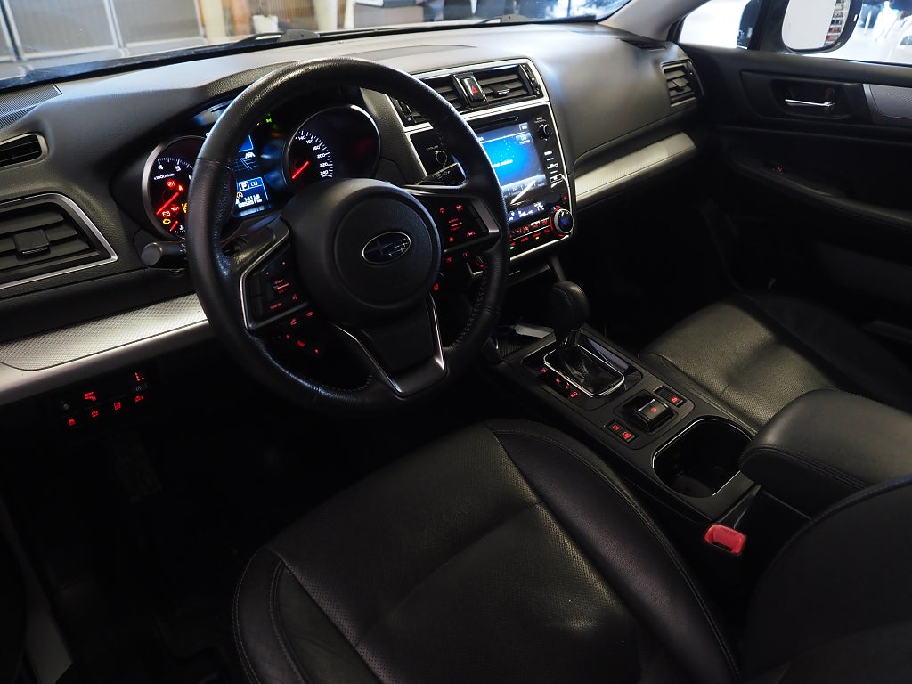 Subaru Outback 2.5 4WD Lineartronic 175hk Drag Skinn B-Kamera M-Värm