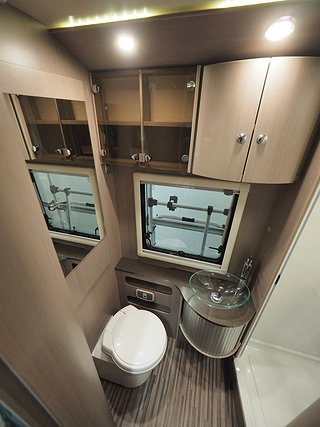 Husbil-halvintegrerad Adria Matrix 16 av 20