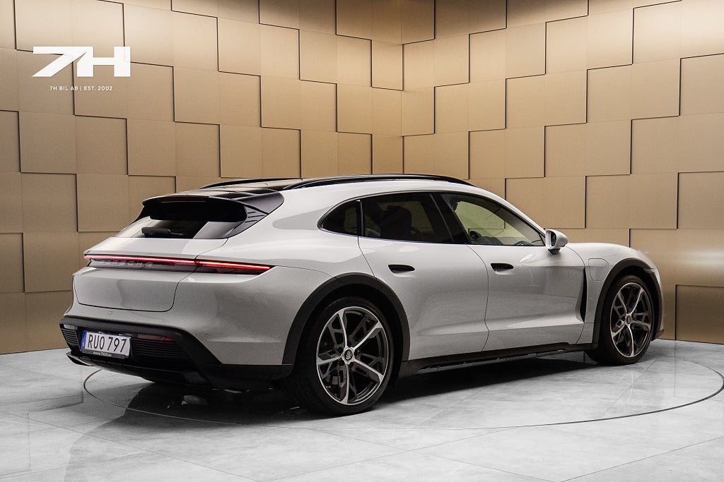 Porsche Taycan 4 Cross Turismo / P-Display / 18-väg / HuD /