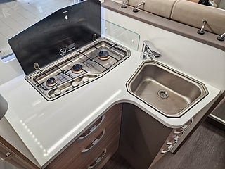 Husbil-halvintegrerad Adria MATRIX PLUS 670 SLT 16 av 27