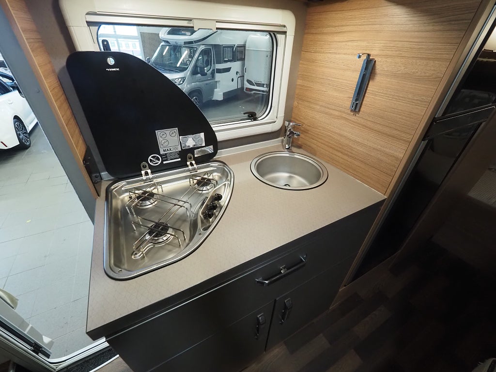 Weinsberg CaraHome 600 DKG AUT I 3500kg I Solcell I 6st Bältade Platser